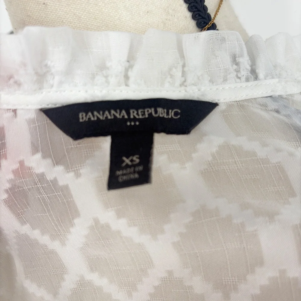 Banana Republic White Sheer Textured Blouse Ruffle V Neck Long Sleeve‎ XS